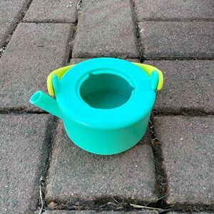 Toy watering can